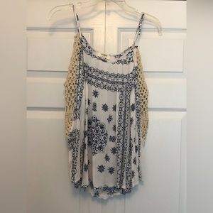 EUC Umgee Cold shoulder, blue and white print top with macramé type sleeves med